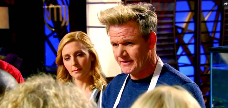 Gordon Ramsay extrait la chair d’un homard pendant MasterChef