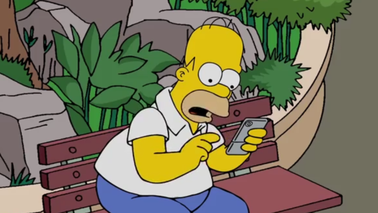 Homer Simpson joue à Pokémon Go au zoo