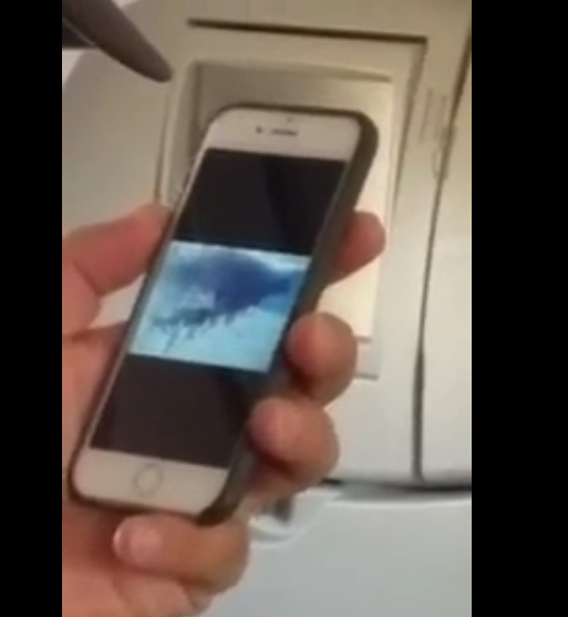 Il regarde une vidéo du 11 septembre 2001 pendant un décollage !