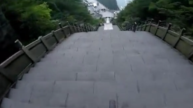 La descente dingue de 999 marches en VTT