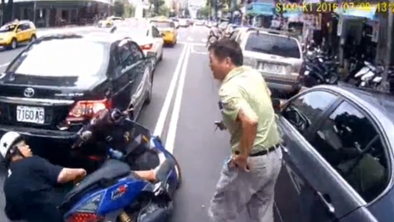 Maladroit un automobiliste aide un scooteriste qu’il vient de faire tomber