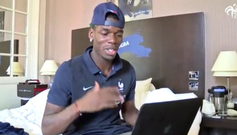 Paul Pogba donne un petit cours de danse à ses fans (Euro 2016)