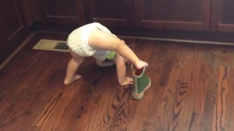 Quand un bébé tente d&rsquo;enfiler une botte