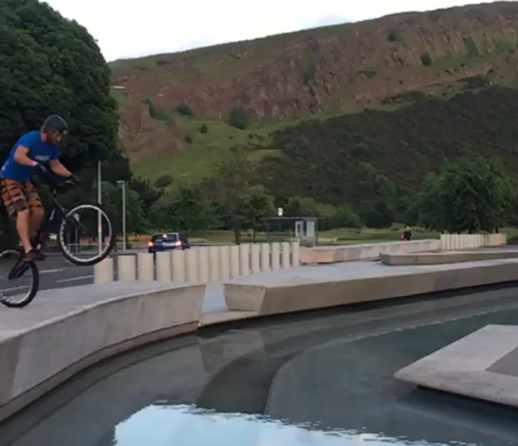 Saut en longueur en VTT