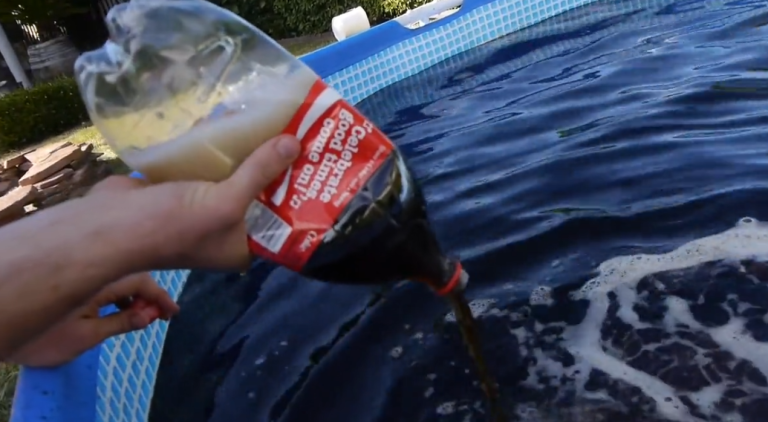 Se baigner dans une piscine remplie de Coca-Cola