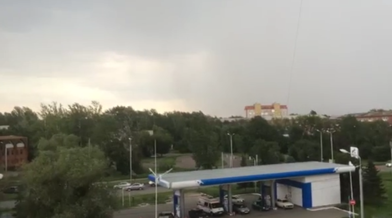 Tempête soudaine ravage un quartier en quelques secondes !