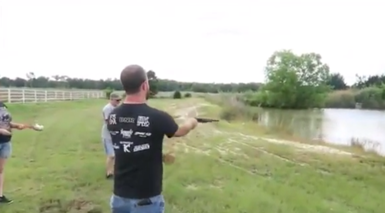 Tirer au fusil à une main comme un Cowboy, c&rsquo;est stupide !!