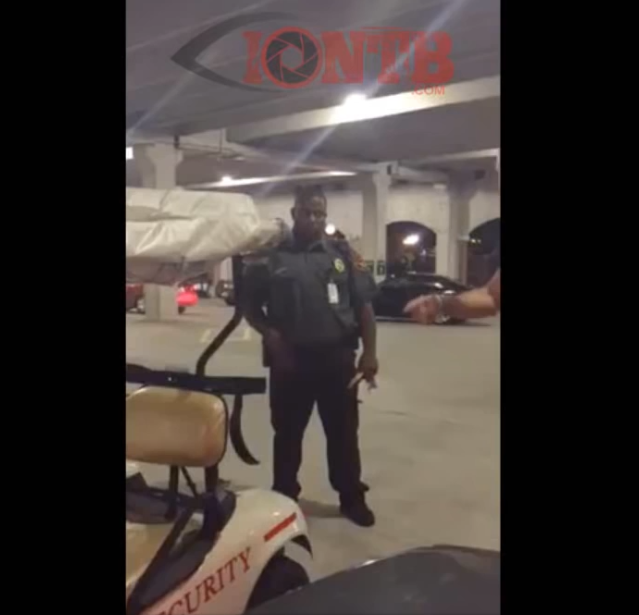 Un agent de sécurité surprend deux hommes en train de pisser…