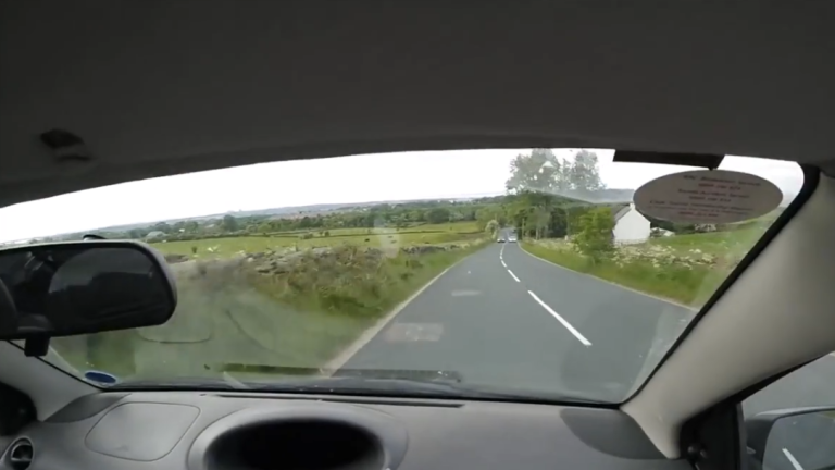 Un automobiliste obligé de partir dans un mur pour éviter une collision