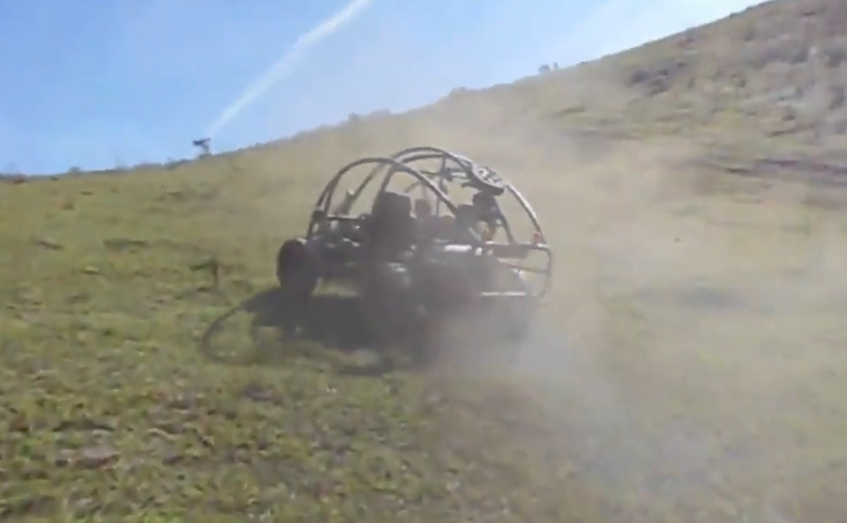 Un buggy dévale une colline en faisant plusieurs tonneaux