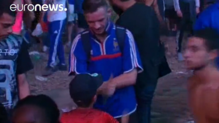 Un enfant portugais console un supporter français