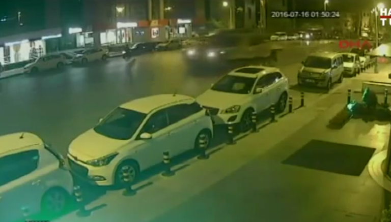 Un homme passe sous deux chars de combat en Turquie