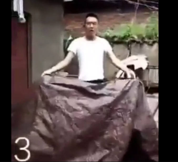 Un homme rate son tour de magie