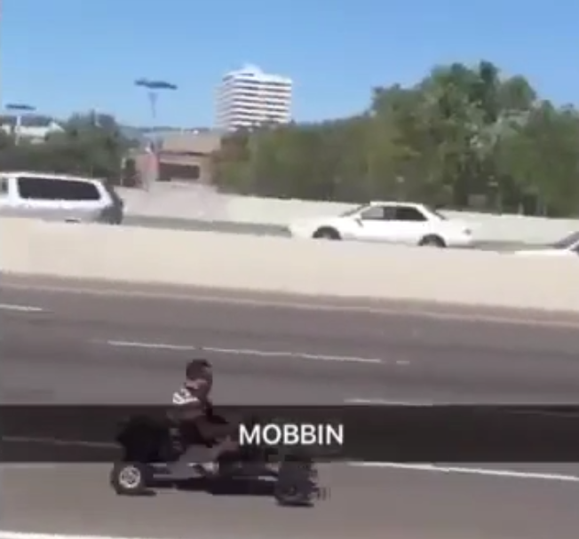 Un homme roule en kart pour échapper à la police