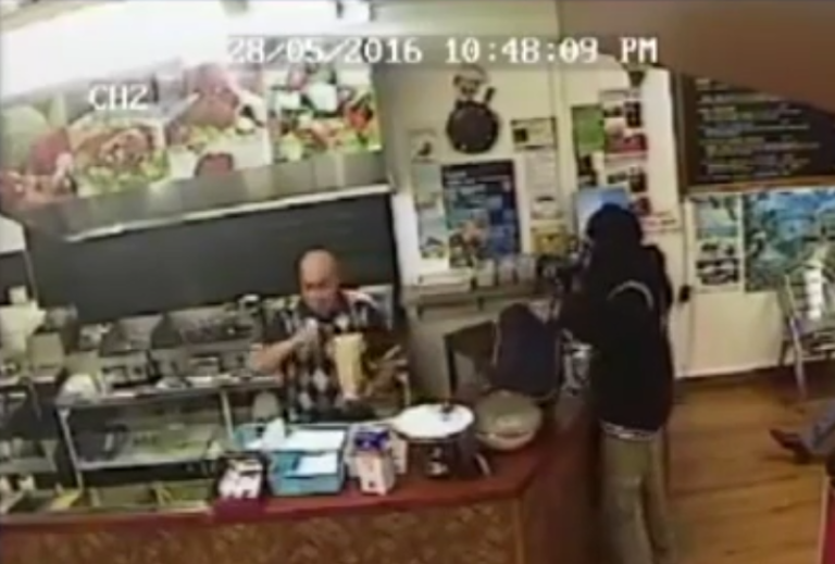 Un homme veut braquer un restaurant mais tout le monde s&rsquo;en fou…