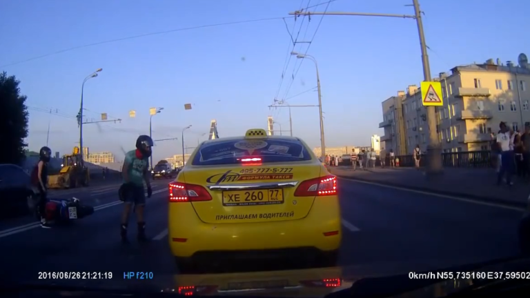 Un motard se venge contre un taxi qui l&rsquo;a fait chuter !