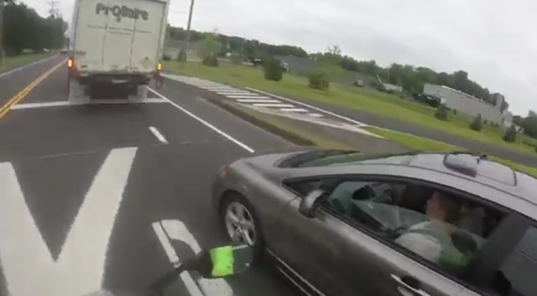 Un motard se venge d’une dangereuse conductrice