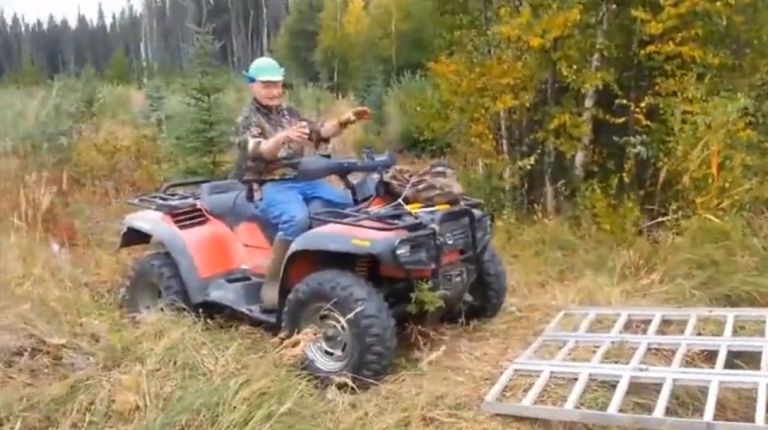 Un papy foire le chargement de son quad sur un pickup !