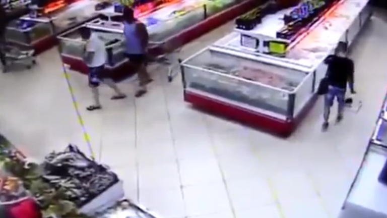 Un poisson saute dans le panier d’un client