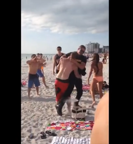 Un policier arrête une grosse bagarre sur une plage à lui tout seul !
