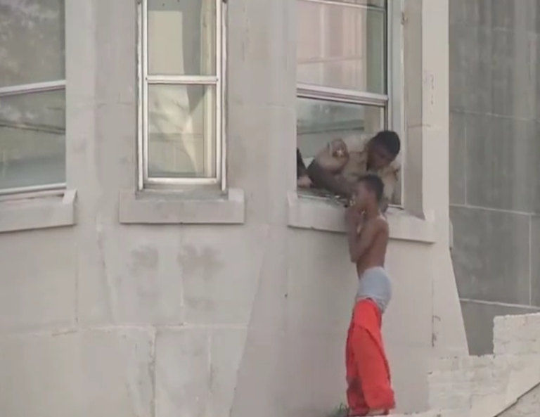 Un prisonnier s’échappe juste pour aller fumer une cigarette !!