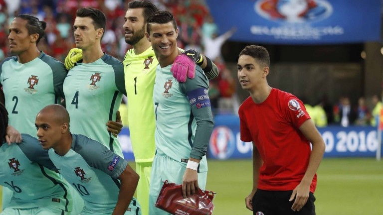 Un ramasseur de balle s’incruste sur la photo du Portugal