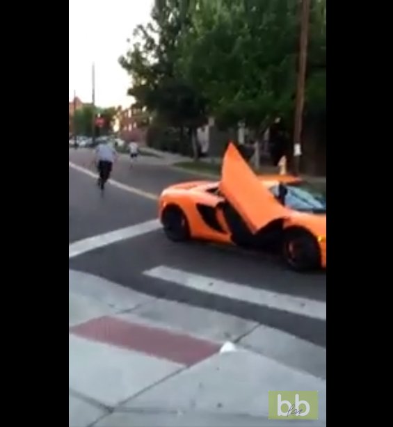 Un skateur explose le parebrise d&rsquo;une McLaren