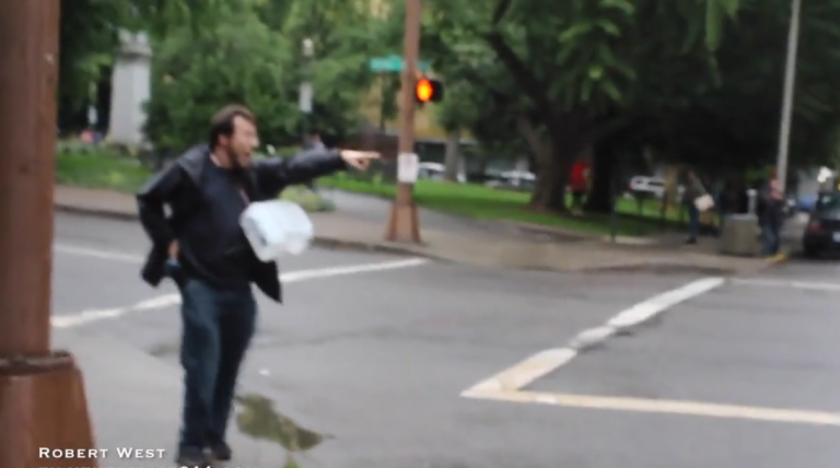 Un supporter de Donald Trump sort une arme en pleine manifestation…