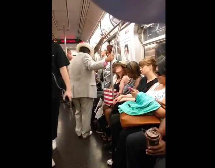 Un fan raciste de Donald Trump insulte une femme noire