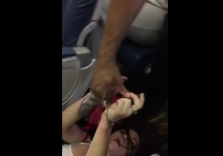 Une femme hystérique et raciste évacuée d’un avion