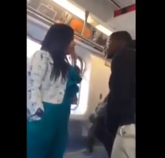 Une fille remet en place un jeune irrespectueux dans le bus