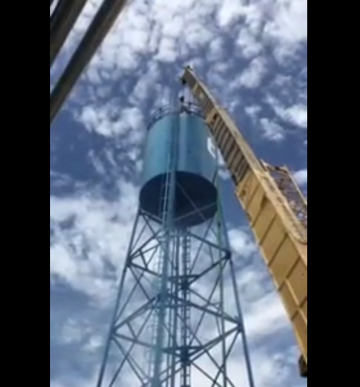 Une grue s’effondre lourdement en soulevant un château d&rsquo;eau