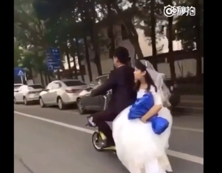 Une jeune mariée fait une grosse chute en scooter