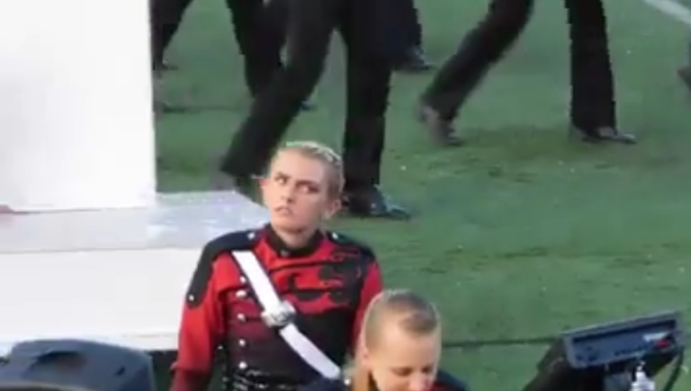 Une musicienne possédée dans une fanfare