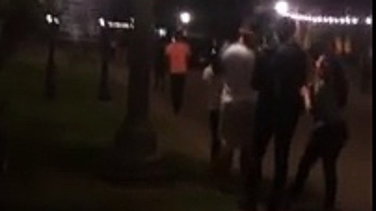 Une patrouille de police passe la musique de Pokémon