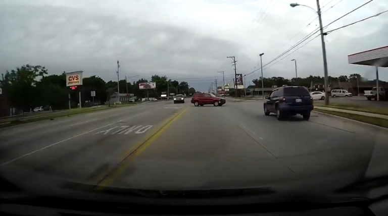 Une voiture tourne juste devant au plus mauvais moment !