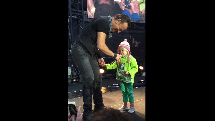 Bruce Springsteen invite une petite fille sur scène
