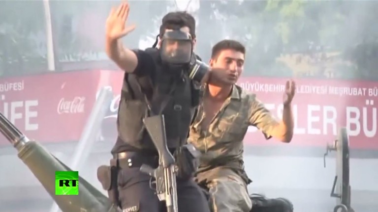 Un officier de police sauve un militaire putschiste