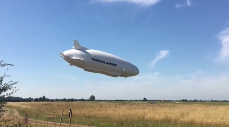 Accident pour le plus gros aéronef au monde