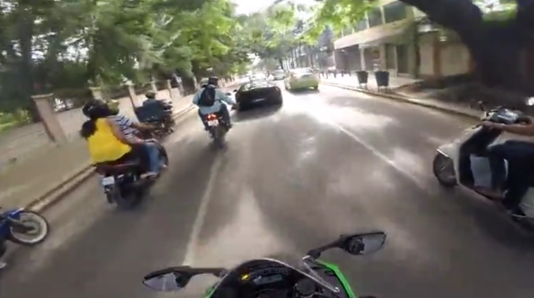 Course folle en pleine ville entre une Lamborghini et une Kawasaki