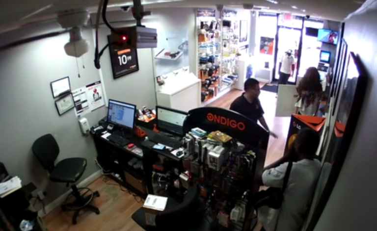 Des braqueurs malchanceux enfermés dans un magasin
