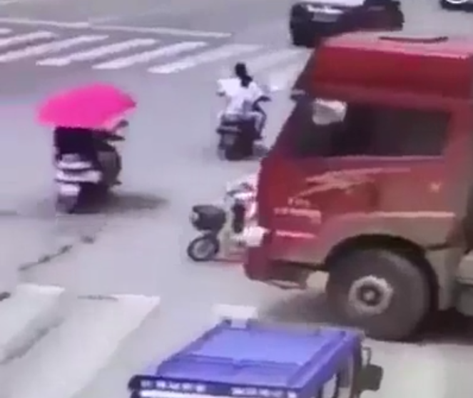 En Chine, il faut vraiment faire attention aux camions !!