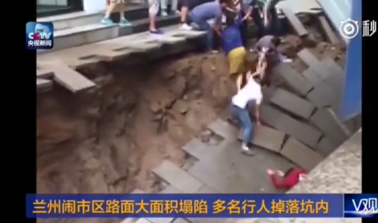 En Chine, un trottoir s’effondre en pleine rue