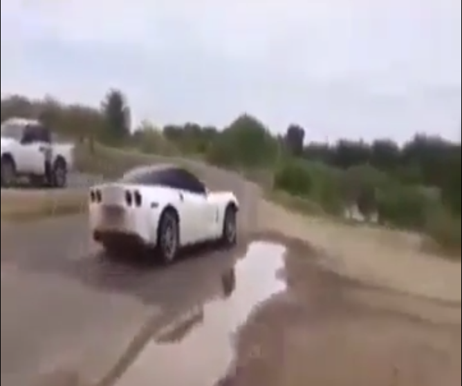 Régis crashe sa voiture de sport dans une rivière