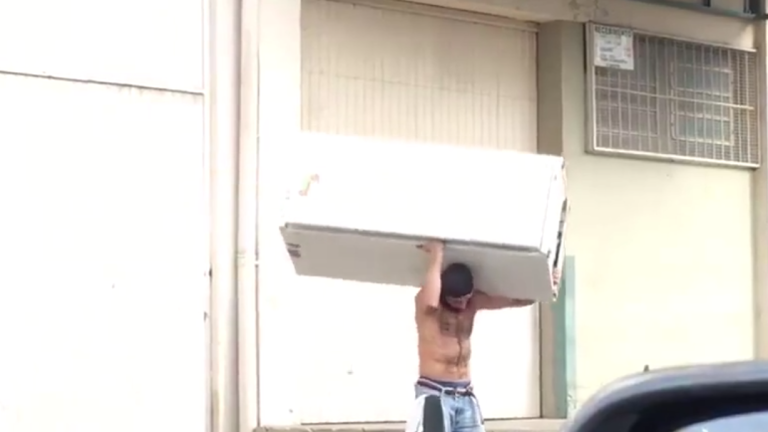 Il déménage son frigo avec son vélo !