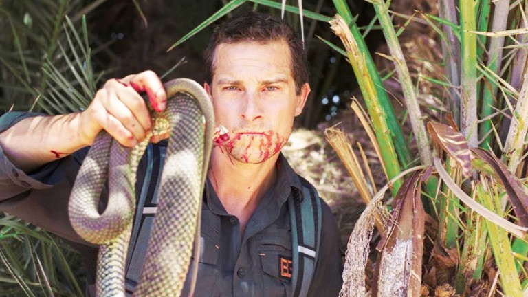 Top 10 des moment les plus DINGUES de Bear Grylls !