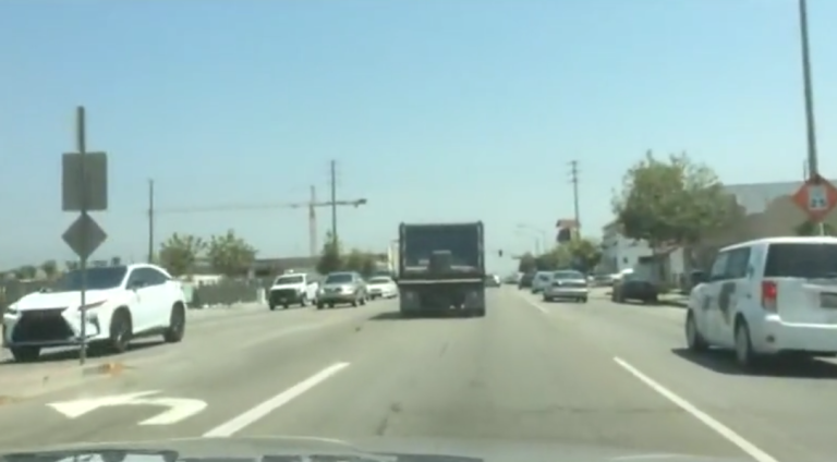 Un camion benne fonce dans plusieurs voitures