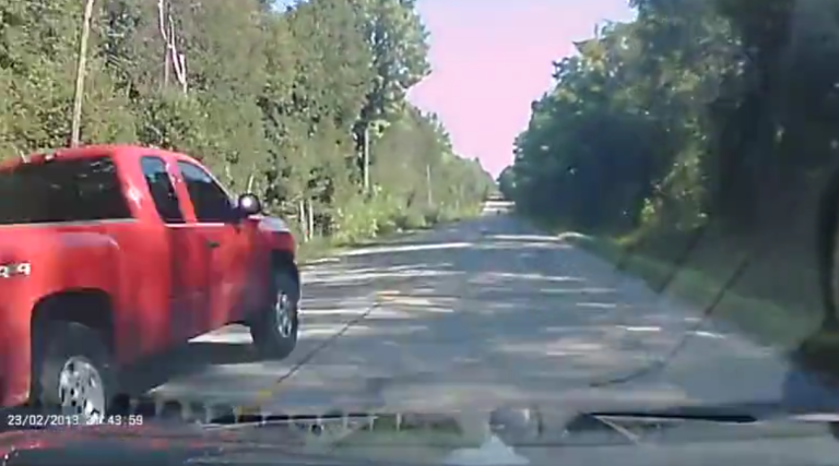 Un chauffard percute violemment une voiture en voulant prendre la fuite…
