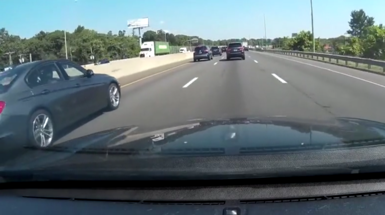 Un conducteur distrait se crashe dans une voiture sur l’autoroute en jouant à PokémonGo
