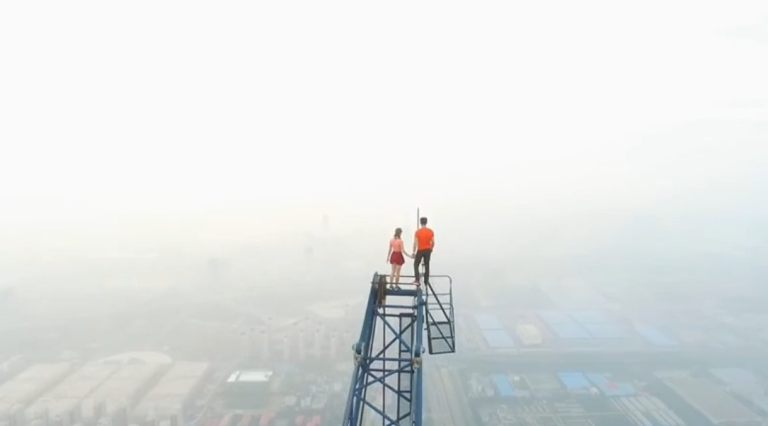 Un couple escalade l’une des plus grandes constructions du monde